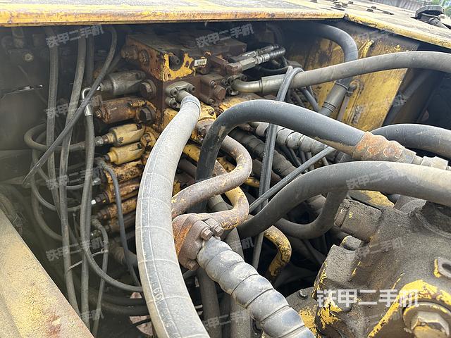 液压泵舱室正面整体(整机外观) 液压泵舱室正面整体(整机外观)