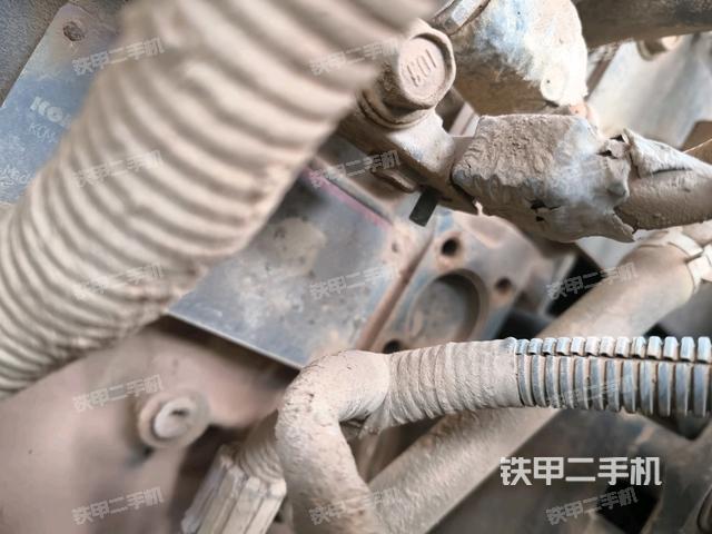 驾驶室顶部(整机外观) 驾驶室顶部(整机外观)