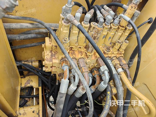 回转马达和主控阀(整机外观) 回转马达和主控阀(整机外观)