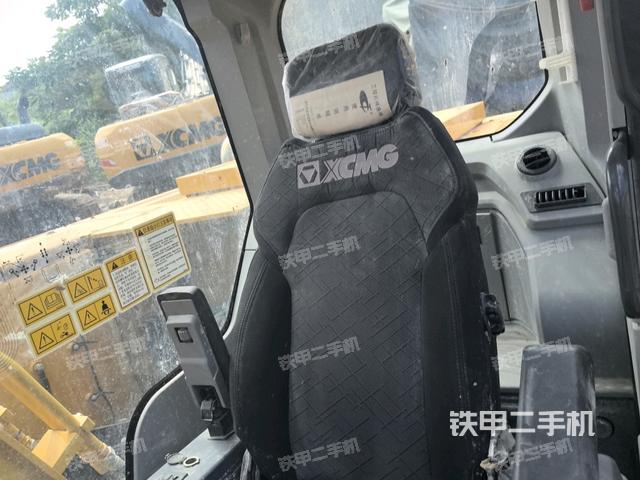 行走控制手柄和踏板?俯拍(駕駛室部分) 行走控制手柄和踏板?俯拍(駕駛室部分)