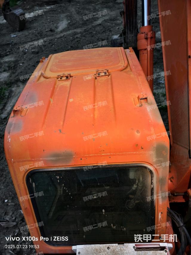 駕駛室頂部(整機(jī)外觀) 駕駛室頂部(整機(jī)外觀)