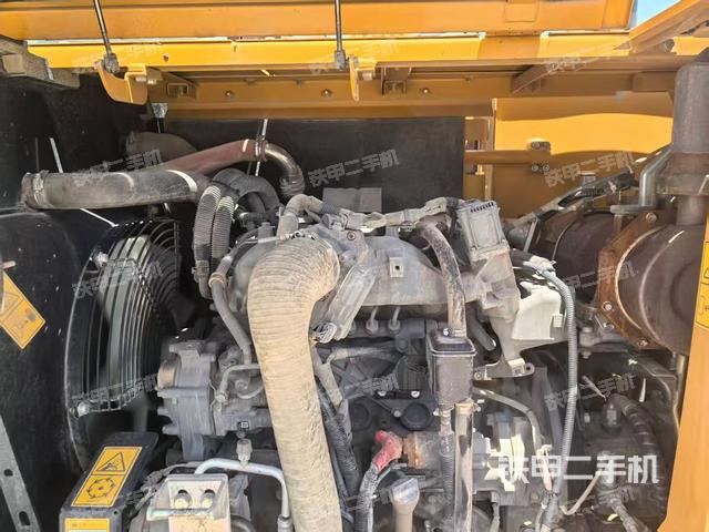 液压泵舱室正面整体(整机外观) 液压泵舱室正面整体(整机外观)