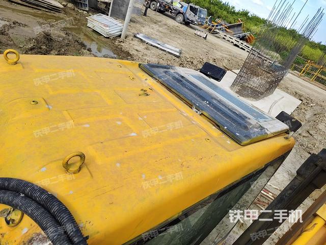 駕駛室頂部(整機(jī)外觀) 駕駛室頂部(整機(jī)外觀)