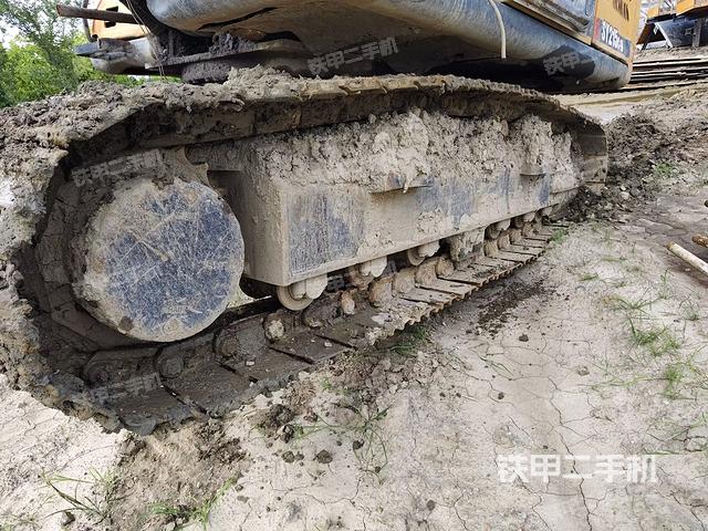 單側(cè)履帶整體(整機(jī)外觀) 單側(cè)履帶整體(整機(jī)外觀)