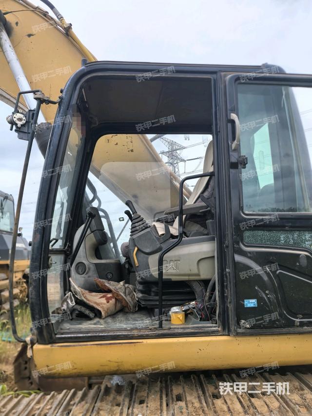 驾驶室整体(整机外观) 驾驶室整体(整机外观)