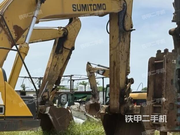 小臂整体左后(工作和回转装置) 小臂整体左后(工作和回转装置)