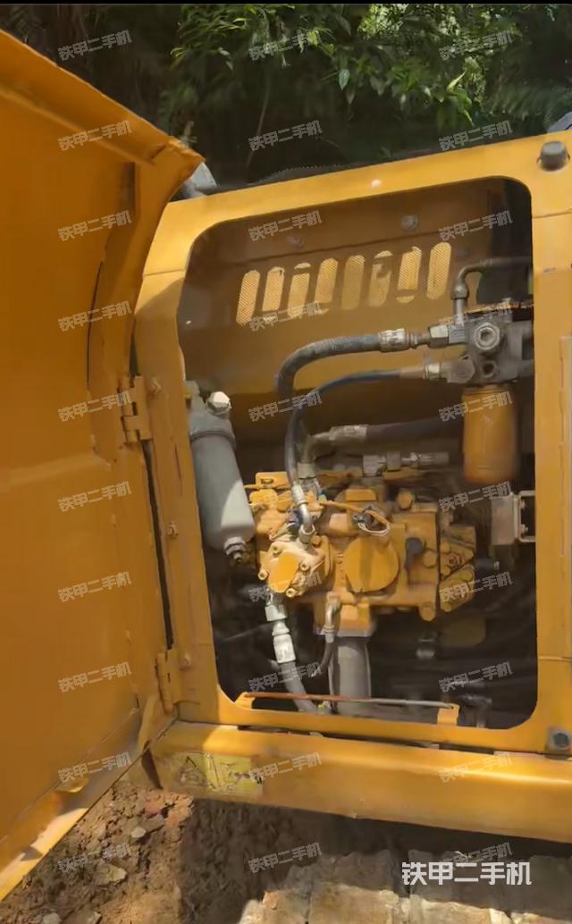 液壓泵艙室正面整體（整機(jī)外觀）