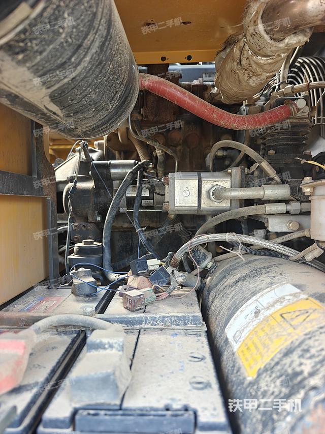 液压泵舱室正面整体(整机外观) 液压泵舱室正面整体(整机外观)