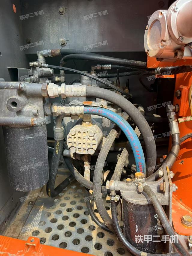 液压泵舱室正面整体(整机外观) 液压泵舱室正面整体(整机外观)