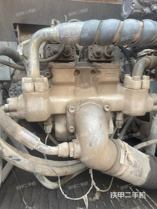 液压泵舱室正面整体(整机外观) 液压泵舱室正面整体(整机外观)