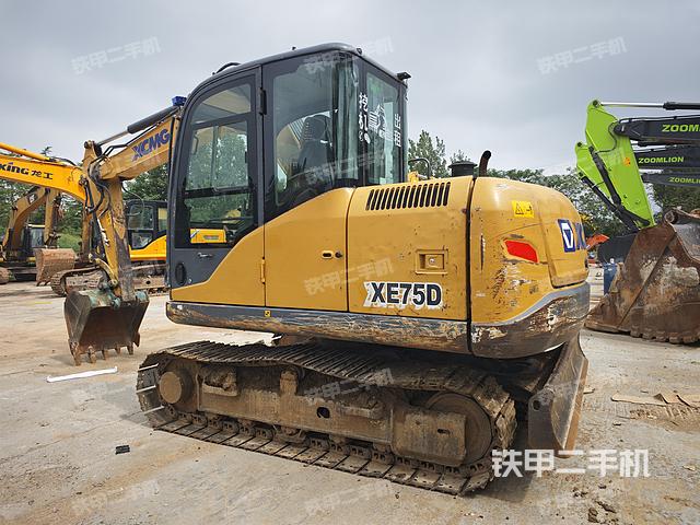 單側(cè)履帶整體(整機(jī)外觀) 單側(cè)履帶整體(整機(jī)外觀)