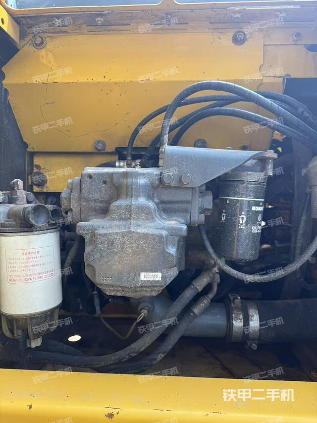 液壓泵艙室正面整體(整機(jī)外觀) 液壓泵艙室正面整體(整機(jī)外觀)