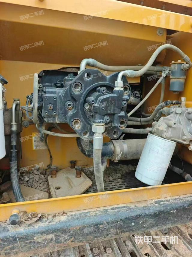 液壓泵艙室正面整體(整機(jī)外觀) 液壓泵艙室正面整體(整機(jī)外觀)