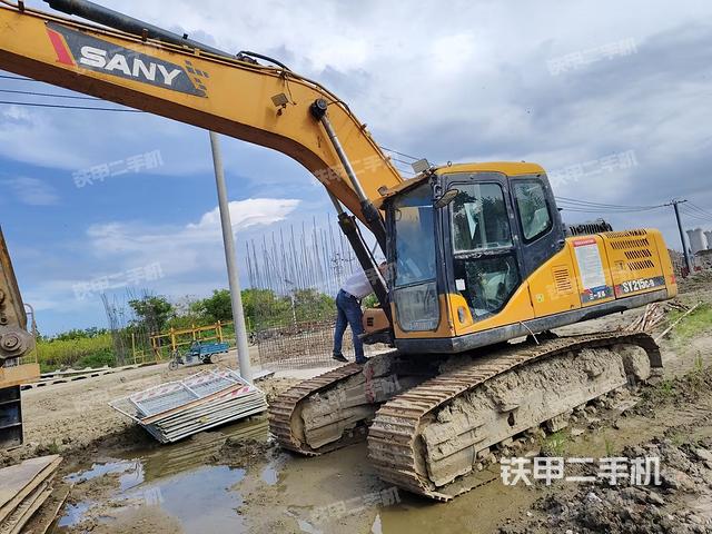 駕駛室整體(整機(jī)外觀) 駕駛室整體(整機(jī)外觀)