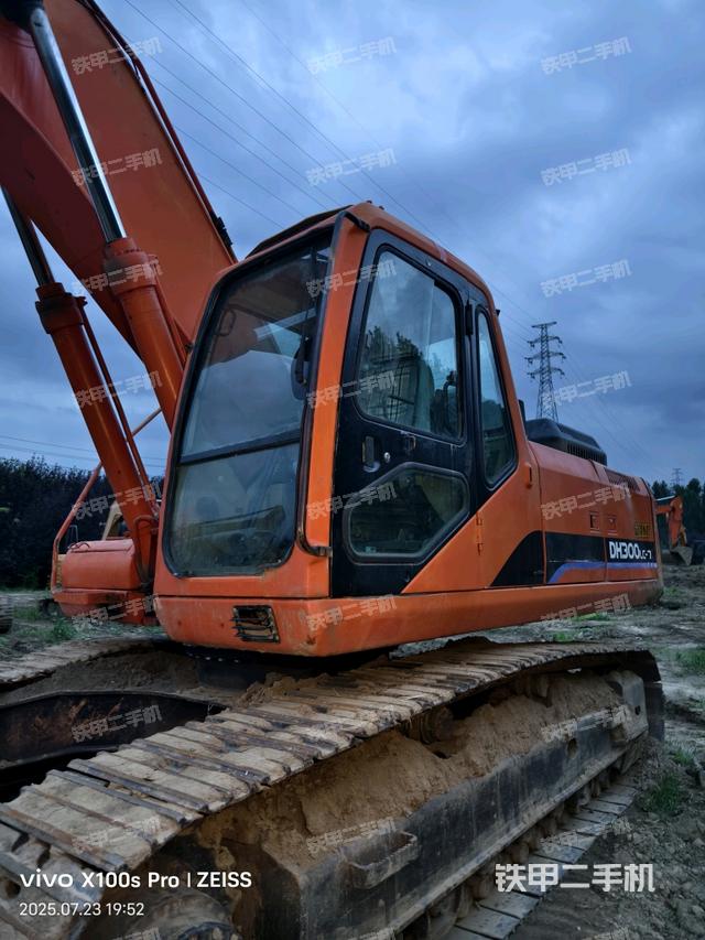 駕駛室整體(整機(jī)外觀) 駕駛室整體(整機(jī)外觀)