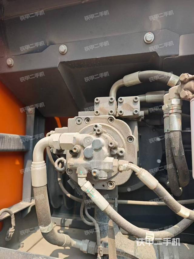 液压泵舱室正面整体(整机外观) 液压泵舱室正面整体(整机外观)