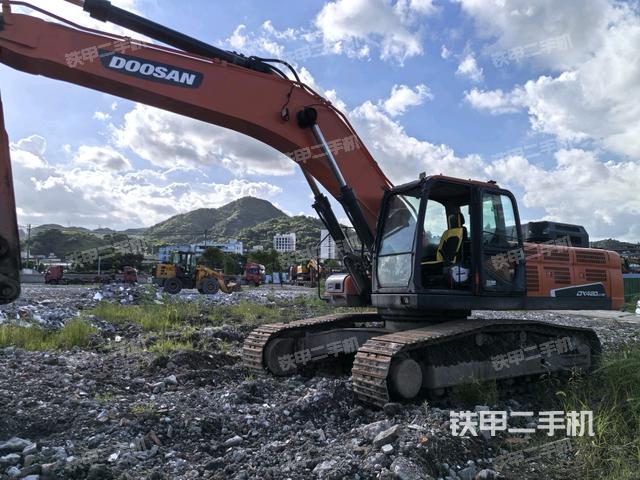 斗山DX420LC-9C挖掘機(jī)