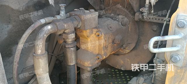 液压泵舱室正面整体（整机外观）