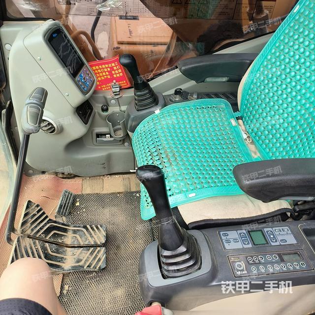 駕駛室整體(整機外觀) 駕駛室整體(整機外觀)