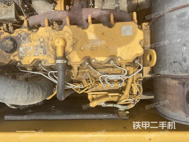 回转马达和主控阀(整机外观) 回转马达和主控阀(整机外观)