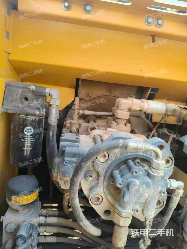 液壓泵艙室正面整體(整機(jī)外觀) 液壓泵艙室正面整體(整機(jī)外觀)