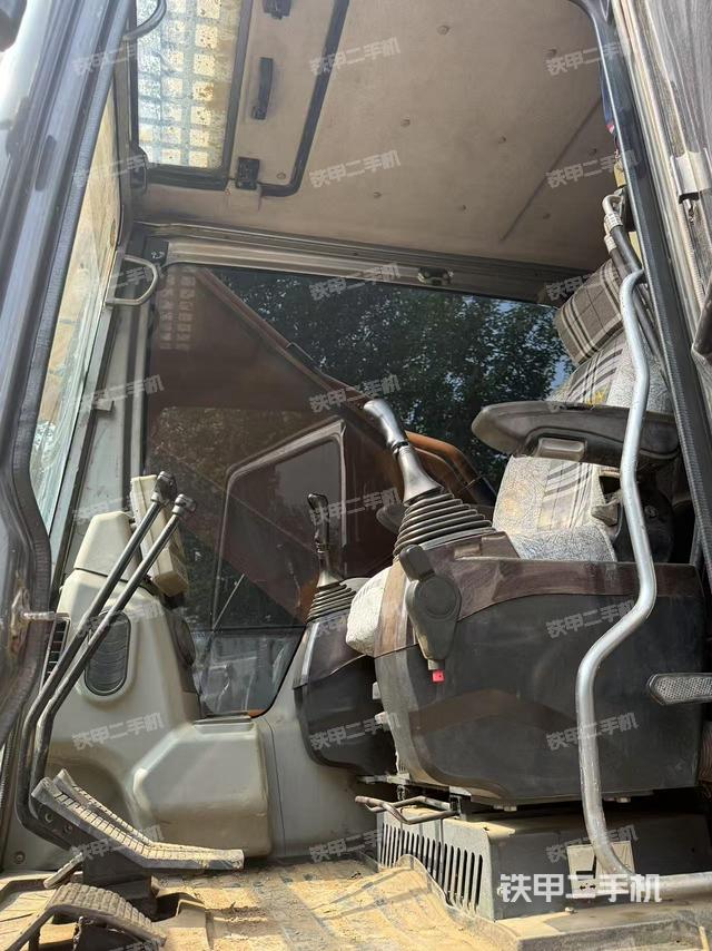 駕駛室整體（整機外觀）