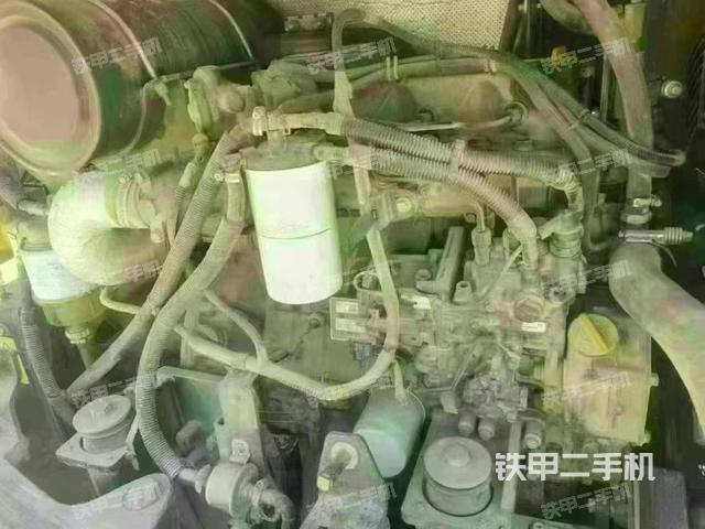 回转马达和主控阀(整机外观) 回转马达和主控阀(整机外观)