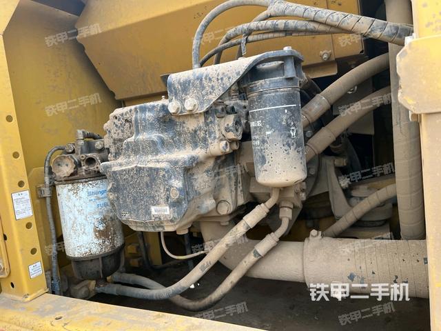 液压泵舱室正面整体(整机外观) 液压泵舱室正面整体(整机外观)