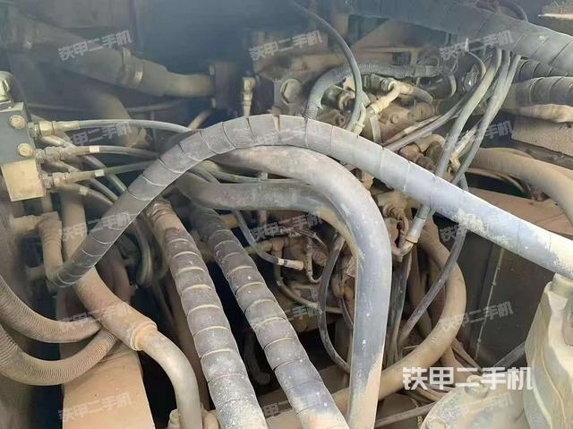回轉(zhuǎn)馬達(dá)和主控閥(整機(jī)外觀) 回轉(zhuǎn)馬達(dá)和主控閥(整機(jī)外觀)