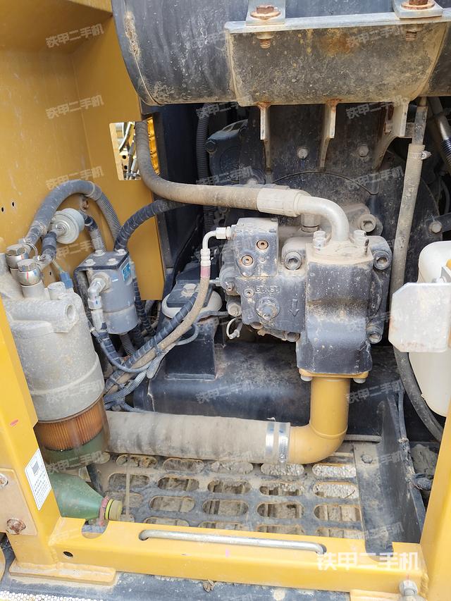 液压泵舱室正面整体（整机外观）