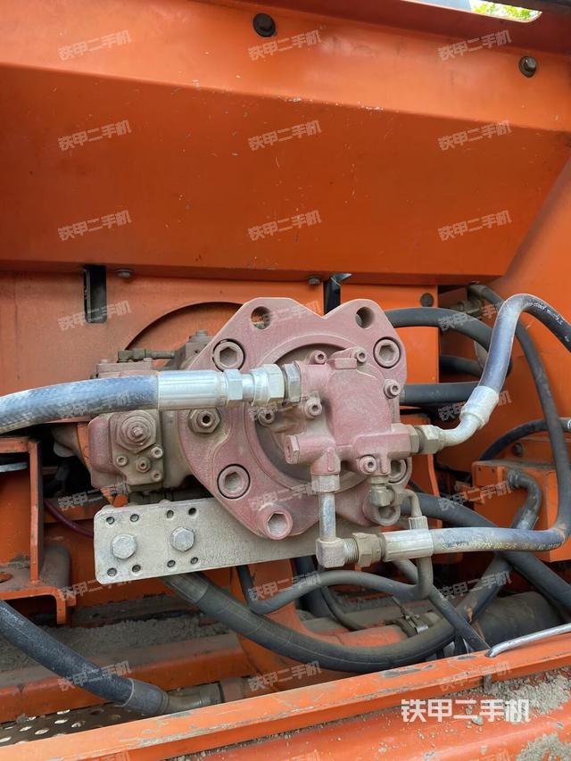 液壓泵艙室正面整體(整機(jī)外觀) 液壓泵艙室正面整體(整機(jī)外觀)