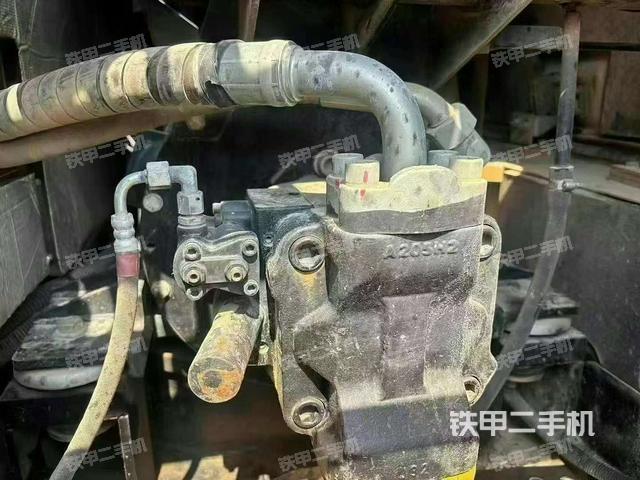 液壓泵艙室正面整體(整機外觀) 液壓泵艙室正面整體(整機外觀)