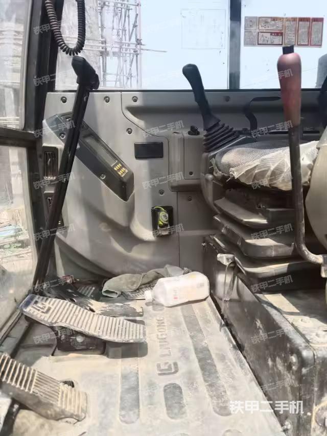 駕駛室整體(整機(jī)外觀) 駕駛室整體(整機(jī)外觀)