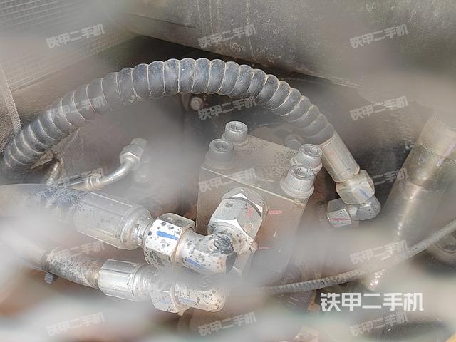 液压泵舱室正面整体（整机外观）