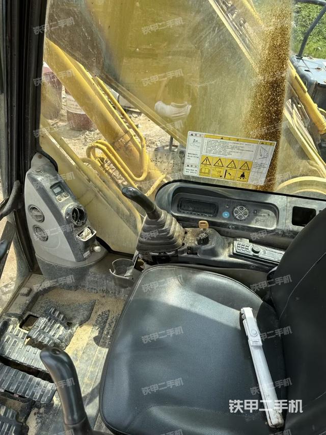 行走控制手柄和踏板 俯拍(驾驶室部分) 行走控制手柄和踏板 俯拍(驾驶室部分)