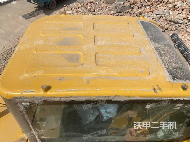 駕駛室頂部(整機(jī)外觀) 駕駛室頂部(整機(jī)外觀)