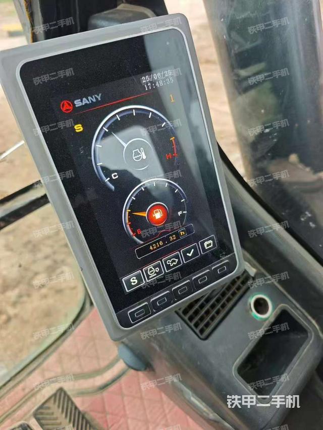 駕駛室整體(整機(jī)外觀) 駕駛室整體(整機(jī)外觀)