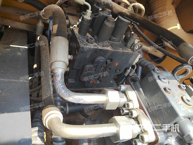 回转马达和主控阀（整机外观）