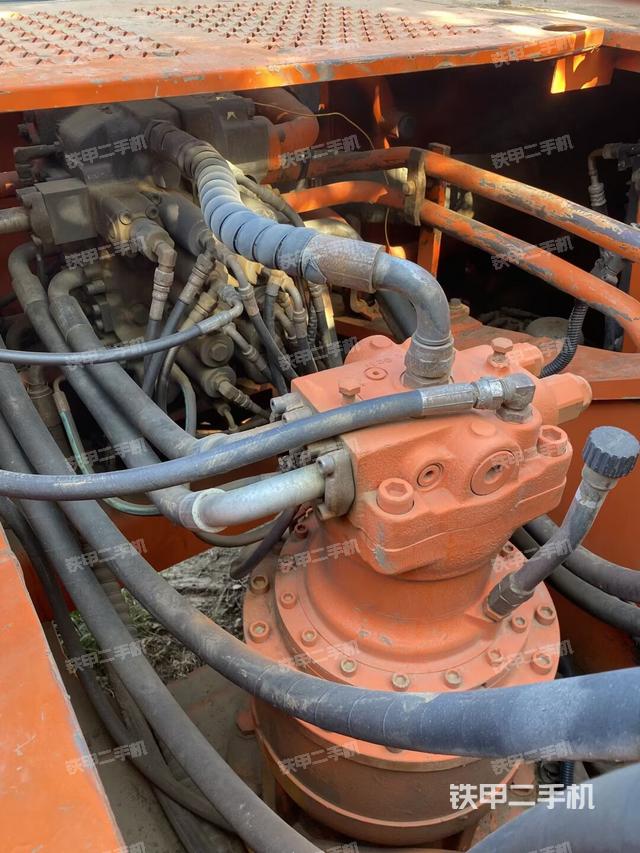 回轉(zhuǎn)馬達(dá)和主控閥(整機(jī)外觀) 回轉(zhuǎn)馬達(dá)和主控閥(整機(jī)外觀)