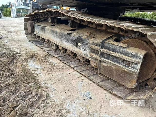 單側(cè)履帶整體(整機(jī)外觀) 單側(cè)履帶整體(整機(jī)外觀)