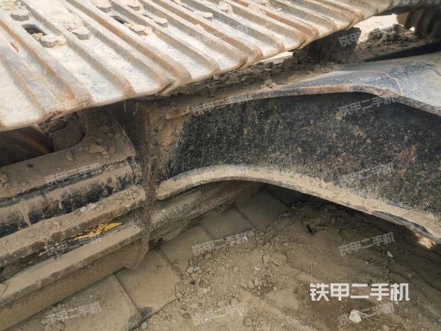單側(cè)履帶整體(整機(jī)外觀) 單側(cè)履帶整體(整機(jī)外觀)