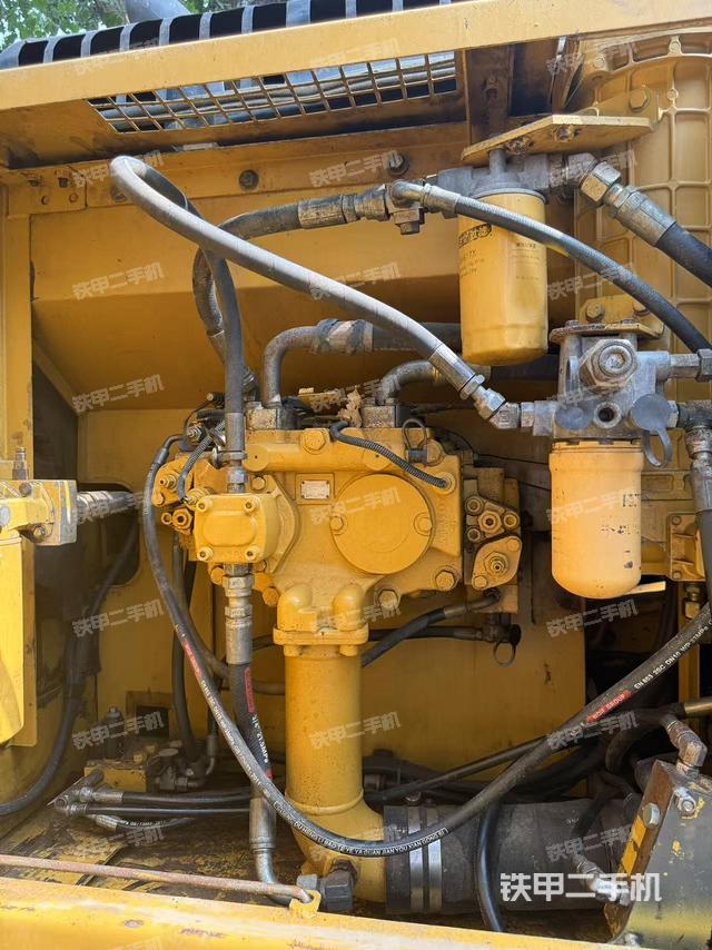 液壓泵艙室正面整體(整機(jī)外觀) 液壓泵艙室正面整體(整機(jī)外觀)