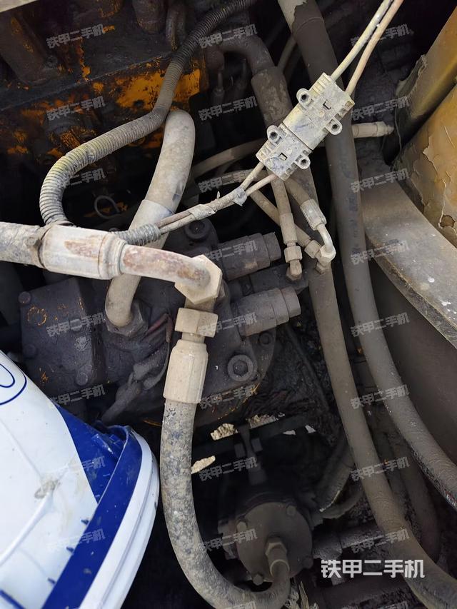 回轉(zhuǎn)馬達(dá)和主控閥(整機(jī)外觀) 回轉(zhuǎn)馬達(dá)和主控閥(整機(jī)外觀)