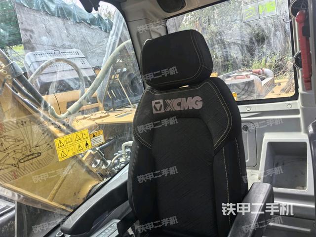 行走控制手柄和踏板?俯拍(駕駛室部分) 行走控制手柄和踏板?俯拍(駕駛室部分)