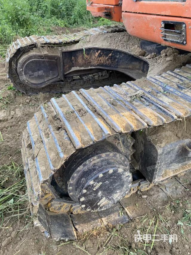 單側(cè)履帶整體(整機(jī)外觀) 單側(cè)履帶整體(整機(jī)外觀)