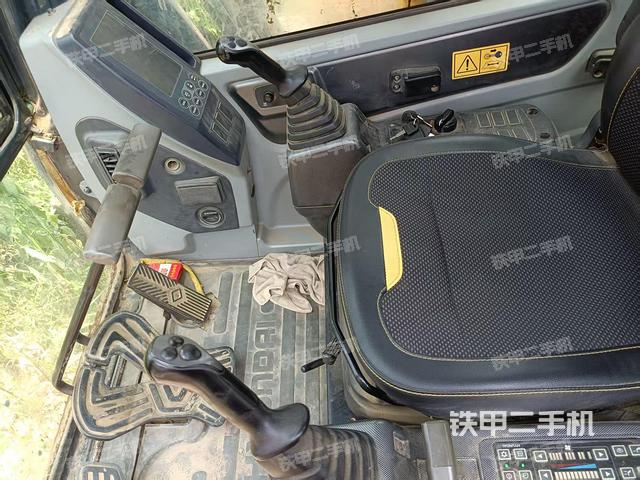 駕駛室整體(整機(jī)外觀) 駕駛室整體(整機(jī)外觀)