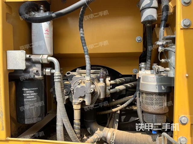 液压泵舱室正面整体(整机外观) 液压泵舱室正面整体(整机外观)