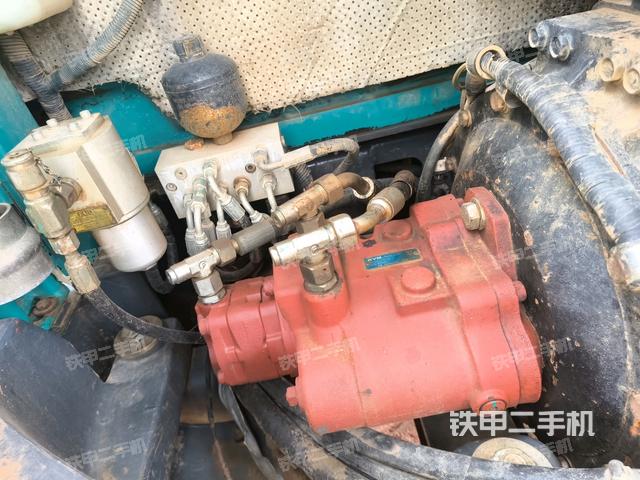 液壓泵艙室正面整體(整機外觀) 液壓泵艙室正面整體(整機外觀)
