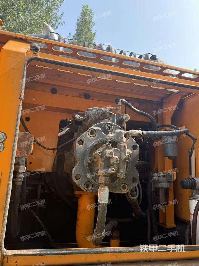 液壓泵艙室正面整體（整機外觀）