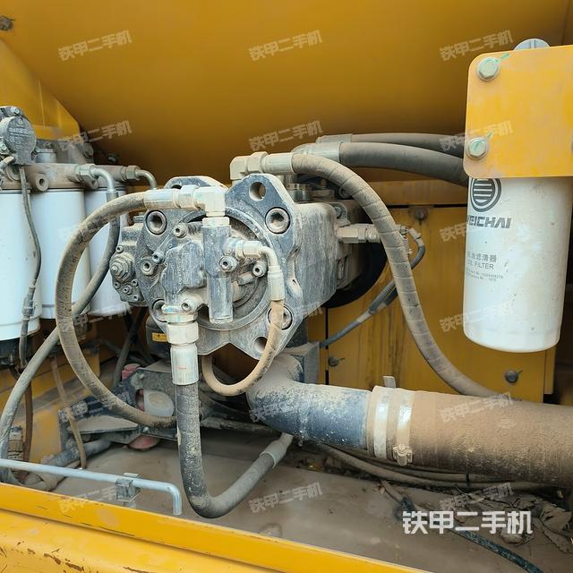 液壓泵艙室正面整體(整機外觀) 液壓泵艙室正面整體(整機外觀)